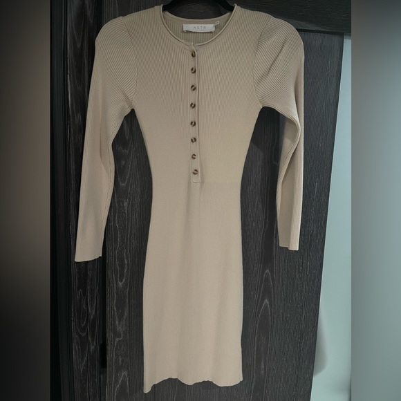 ASTR casual long sleeve nude dress w/ buttons SIZE: S - Picture 3 of 4